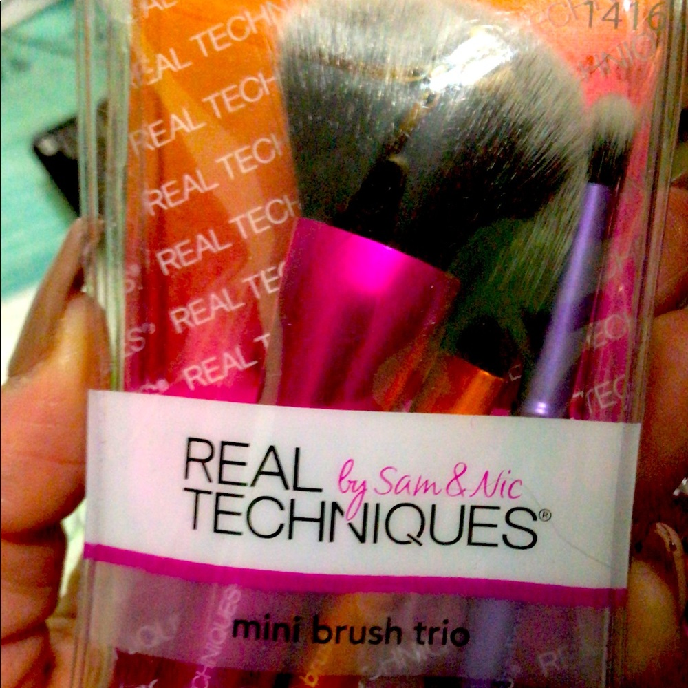 Super cute and convenient Real Techniques Travel size Brush Set